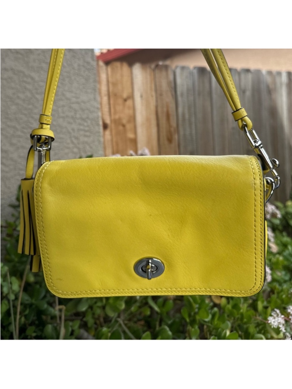 ๐๐๐๐๐ Yellow Crossbody bag w/ tassel and hangtag